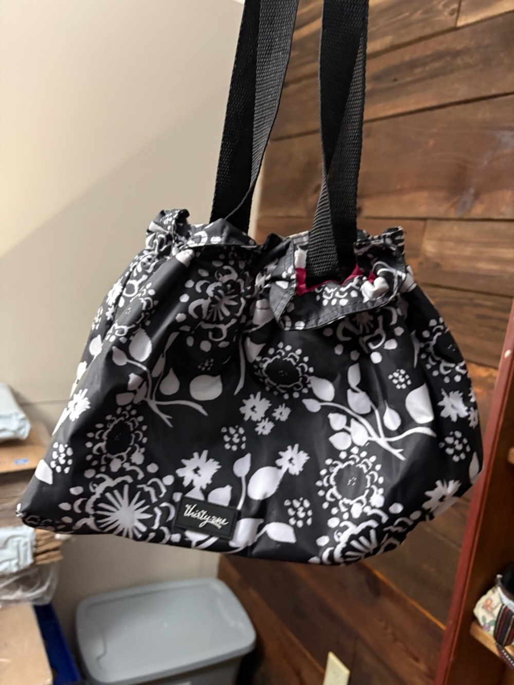 thirty-one Black and White Floral Drawstring lunch pale